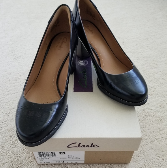 Pair of elegant shoes - Picture 1 of 8